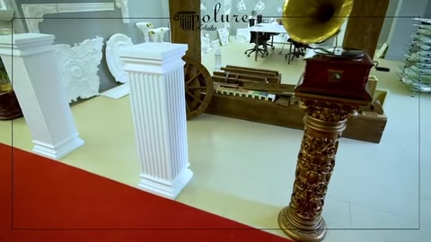 Colonna marrone lavorata e basi bianche circostanti