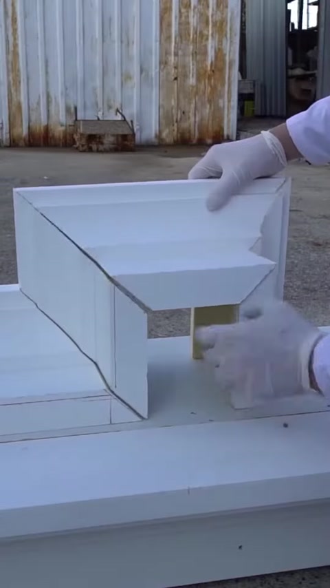 I pezzi di cornice tagliati vengono allineati per il giunto d'angolo