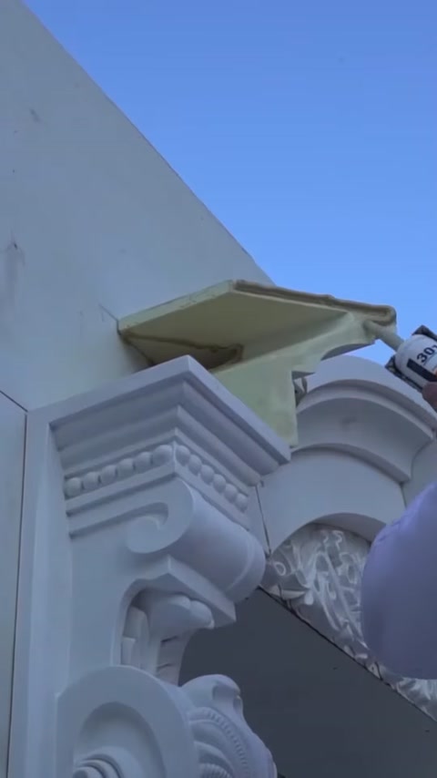 Un elemento decorativo in poliuretano viene inserito nello spazio vuoto dell'angolo superiore
