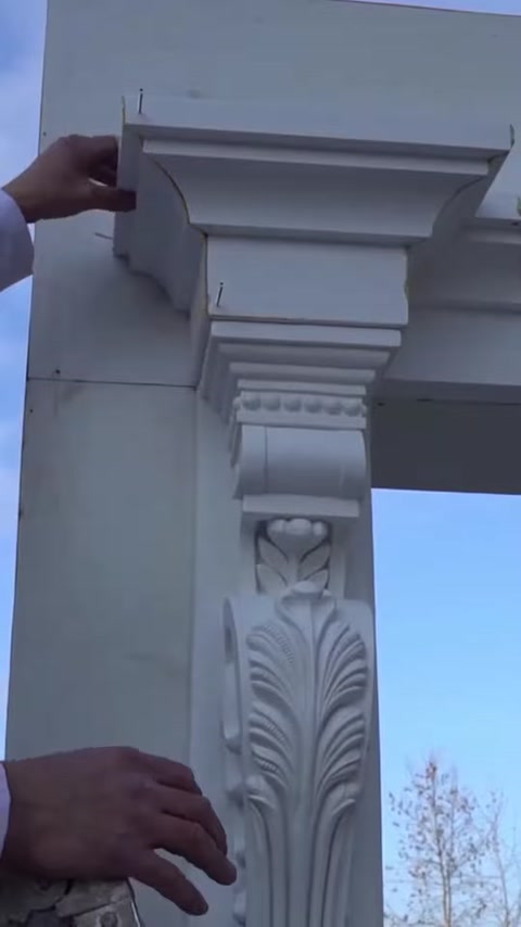 Il profilo superiore della cornice viene fissato meccanicamente alla superficie della facciata