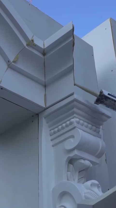 Vengono mostrati la cornice d'angolo installata e il capitello decorativo della colonna