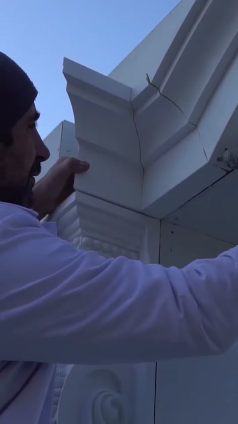 I profili in poliuretano al giunto angolare vengono mantenuti manualmente allineati