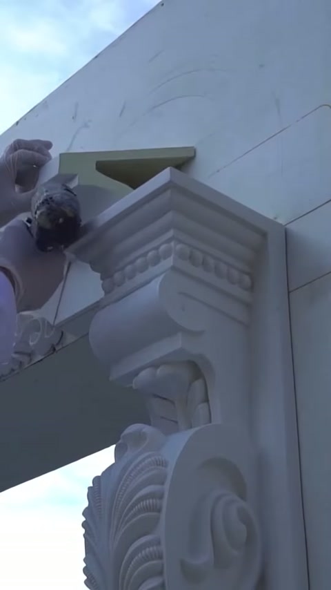 L'artigiano posiziona il cuneo in poliuretano verde sotto la cornice