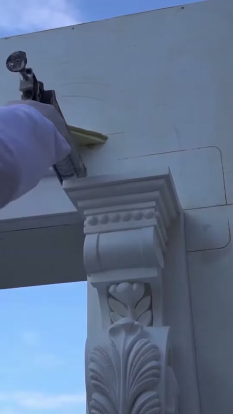Con il trapano vengono effettuati i fissaggi sulla superficie della facciata per il cuneo decorativo