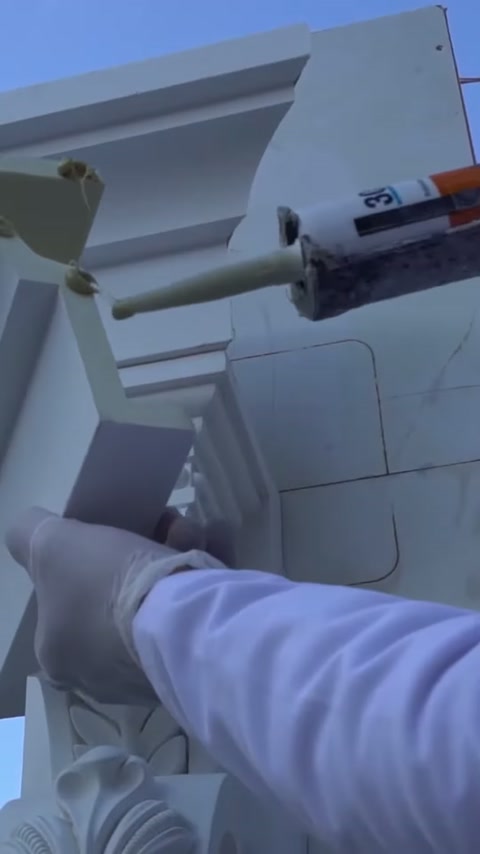 L'adesivo di montaggio viene applicato in nastro dietro il piccolo supporto decorativo