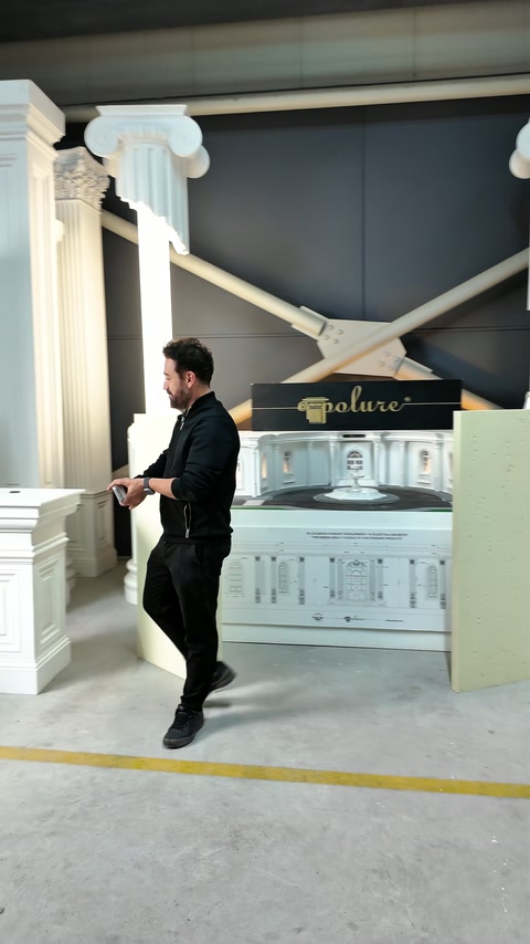 Il pannello parzialmente ruotato introduce la composizione scolpita dei monumenti di Istanbul