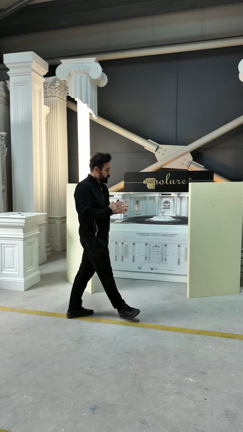 Una vista dell’atelier mostra il riposizionamento del bassorilievo per la presentazione