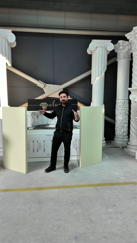 L’ampio ambiente dell’atelier include colonne decorative e modanature architettoniche