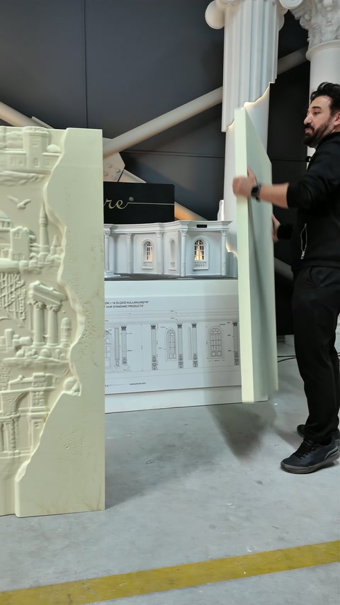 Il presentatore mostra il paesaggio urbano scolpito da una posizione leggermente angolata