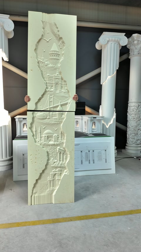Il bassorilievo verticale completo riunisce i monumenti di Istanbul entro un bordo irregolare