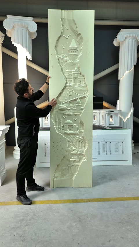 La vista completa dell’atelier mostra le proporzioni verticali slanciate del bassorilievo