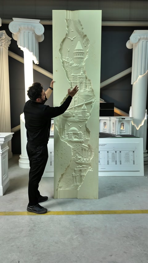 Il presentatore segue gli elementi architettonici della composizione in rilievo di Istanbul