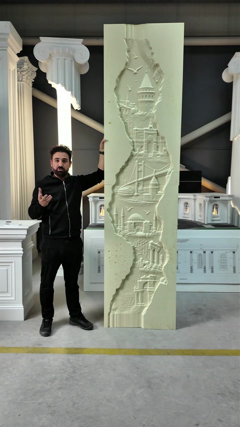 Il bassorilievo di Istanbul finito è in piedi accanto al presentatore nell’atelier