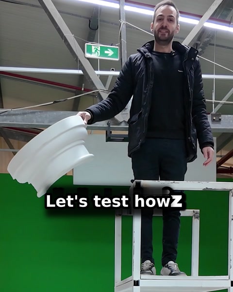 Leggero ma resistente: test di caduta di un elemento decorativo in poliuretano | Polure — 0:04