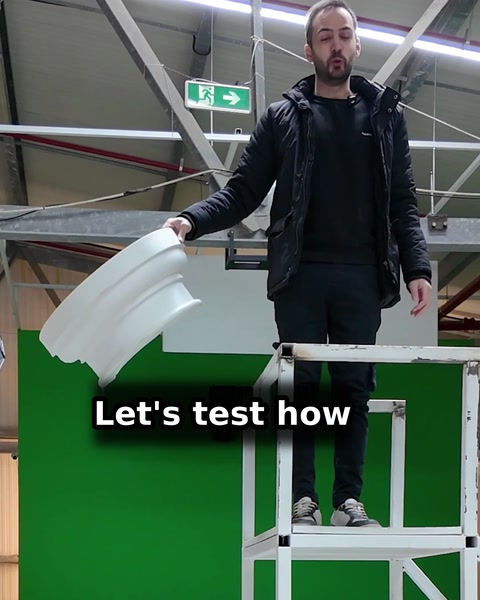 Leggero ma resistente: test di caduta di un elemento decorativo in poliuretano | Polure — 0:05