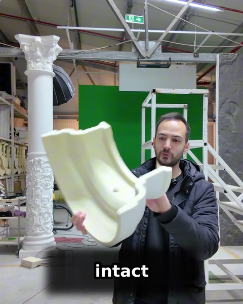 Leggero ma resistente: test di caduta di un elemento decorativo in poliuretano | Polure — 0:16