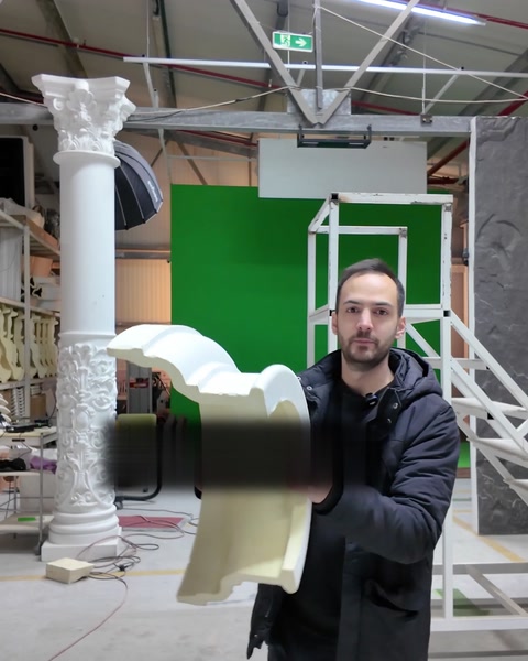 Leggero ma resistente: test di caduta di un elemento decorativo in poliuretano | Polure — 0:17