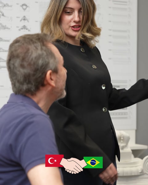 La delegazione del cliente riceve informazioni sui grandi profili decorativi