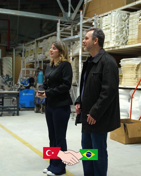 Il reparto produttivo viene visitato tra prodotti decorativi impilati sugli scaffali