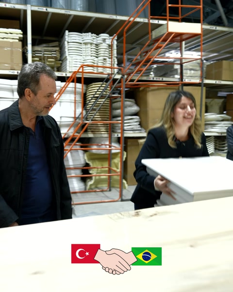 Un grande elemento in poliuretano viene sottoposto al controllo della superficie da parte del cliente