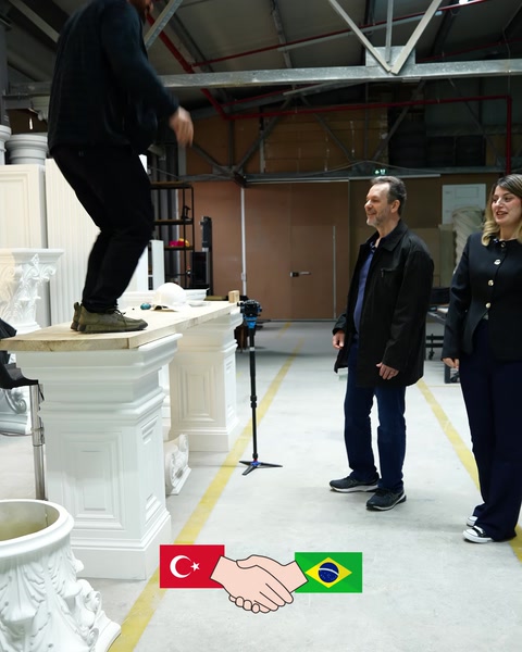 Colonne decorative e campioni di basi vengono esaminati nel reparto produttivo