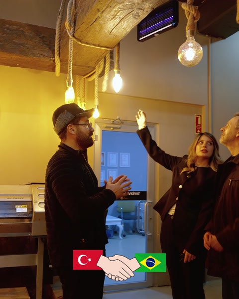 I campioni di illuminazione vengono valutati insieme ai clienti nella sala applicativa
