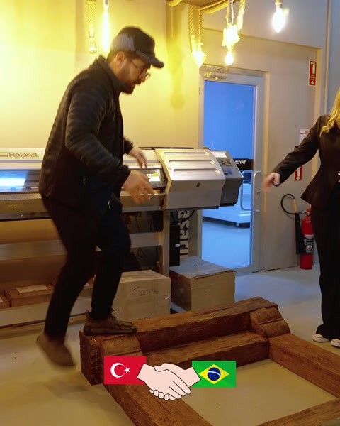 Gli elementi effetto legno vengono preparati per la produzione accanto a una macchina