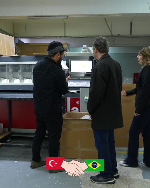 Il banco di produzione e il display della macchina vengono esaminati durante la visita in fabbrica