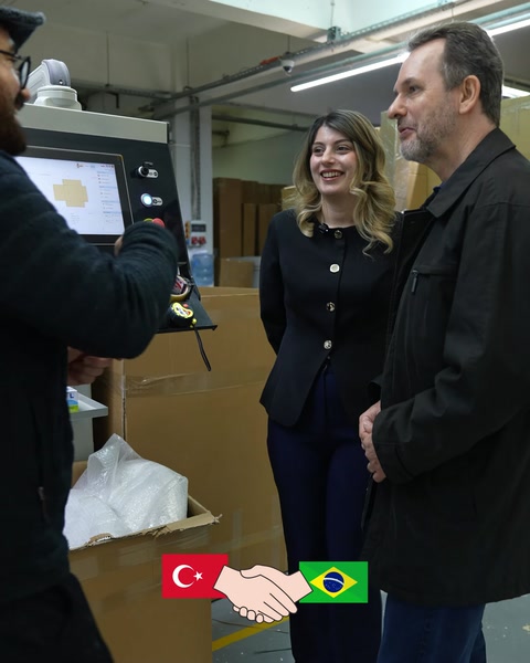 Lo schermo digitale di produzione viene presentato in modo pratico alla delegazione del cliente
