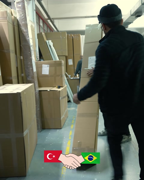 I colli di prodotti etichettati attendono pronti per la spedizione nel magazzino