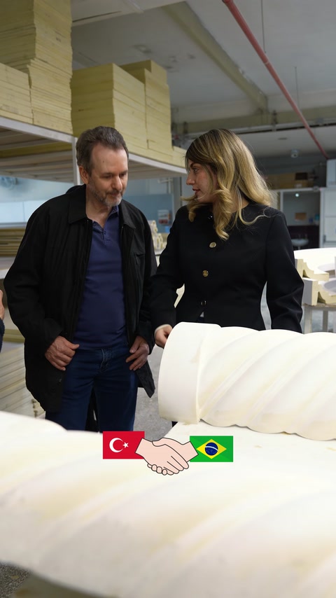 Un fusto di colonna decorativa a spirale viene esaminato nell'ambiente di fabbrica.