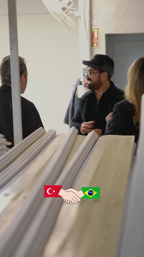 Lunghi profili decorativi con sezioni diverse sono esposti nell'area di produzione.