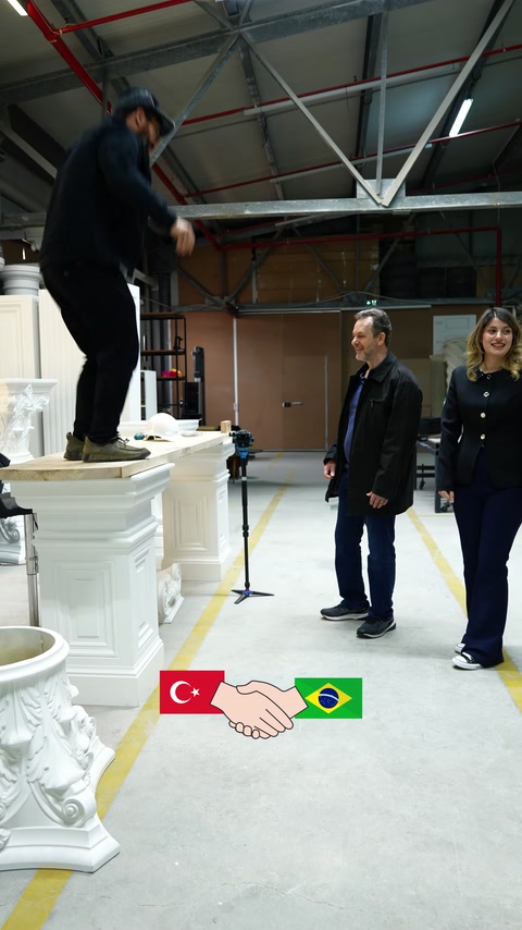 Campioni di colonne decorative a tutta altezza vengono confrontati nell'area di produzione.