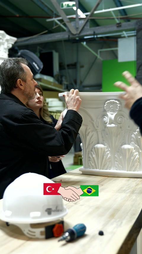 Vengono esaminati i dettagli superficiali di un capitello ornamentale con foglie d'acanto.