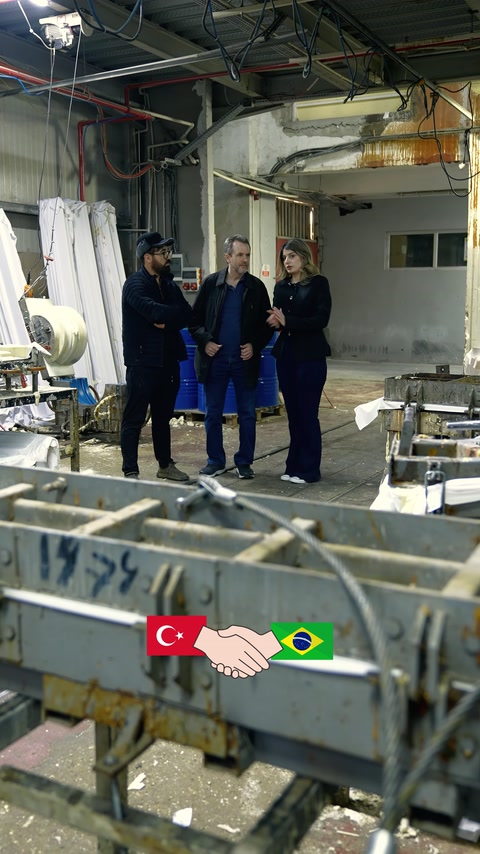 I clienti visitano l'area dove si trovano stampi e attrezzature di produzione.