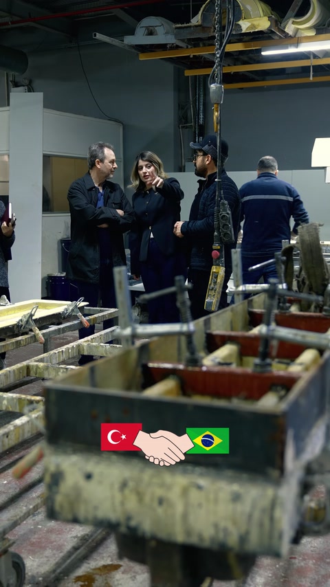 Gli stampi di produzione e i banchi di lavoro vengono mostrati durante il tour della fabbrica.