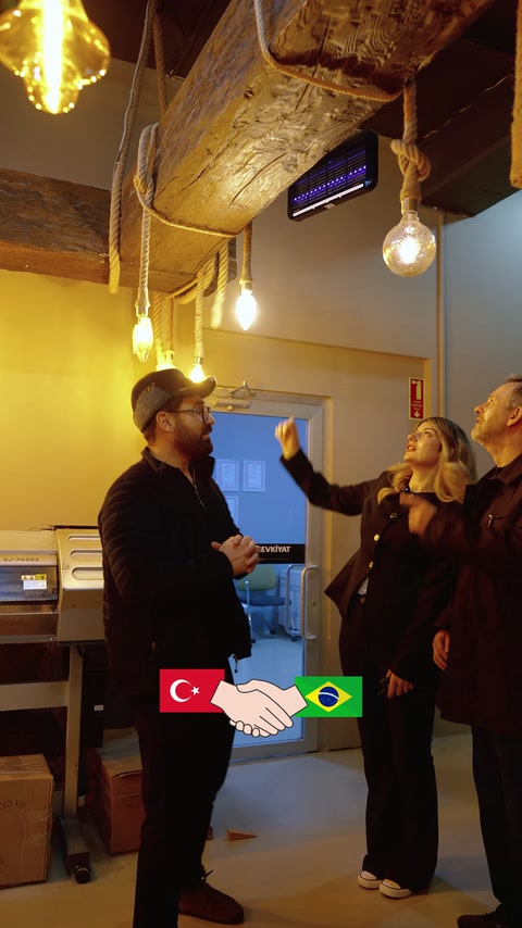 Sono esposti una trave effetto legno e un'applicazione con illuminazione a sospensione.