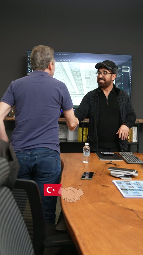 Brezilyalı ziyaretçi masa başında üretim detayları hakkında bilgi alıyor.