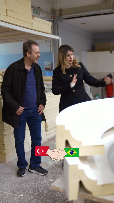Büyük beyaz poliüretan profiller üretim bölümünde ziyaretçilere tanıtılıyor.