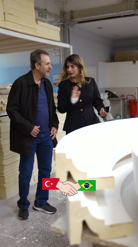 Kavisli geniş profilin formu fabrika turu sırasında değerlendiriliyor.