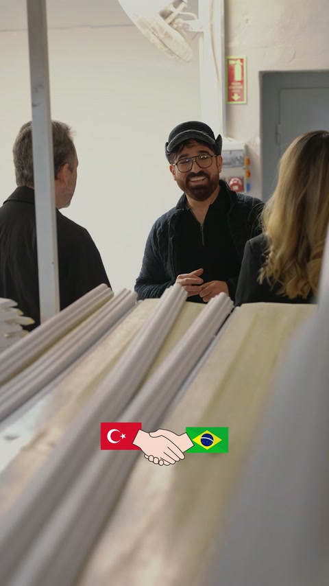 Uzun işlemeli dekoratif çıtalar masada müşteriye yakından gösteriliyor.