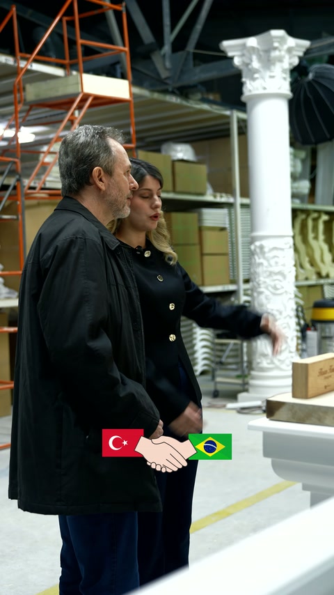 Yüksek beyaz sütun ve başlık tasarımı müşterilerle karşılaştırılıyor.