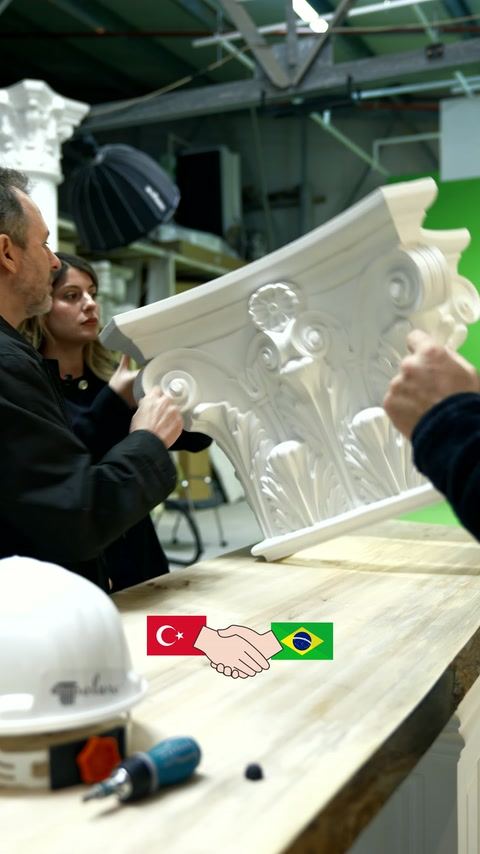 Bezemeli büyük sütun başlığının köşe ve kıvrımları gösteriliyor.