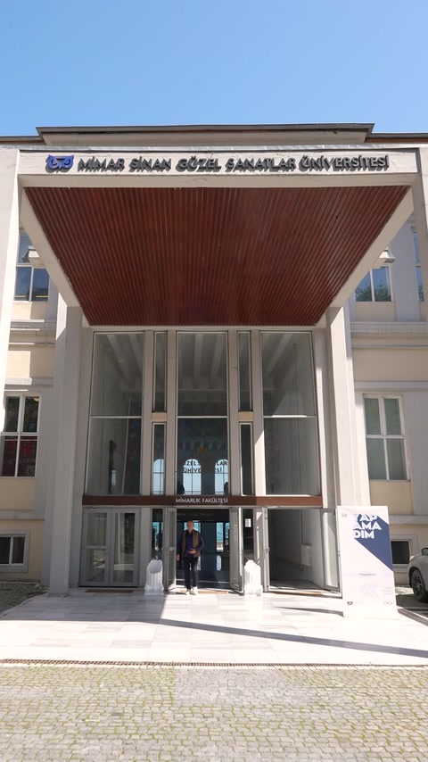 La facciata d’ingresso dell’Università di Belle Arti Mimar Sinan è visibile dall’esterno