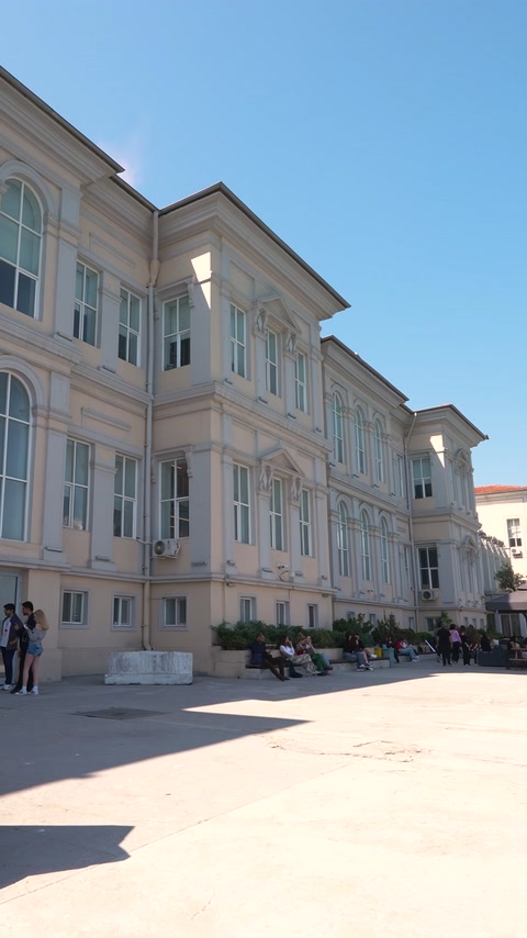 L’architettura della facciata storica dell’università è ripresa con un’inquadratura grandangolare