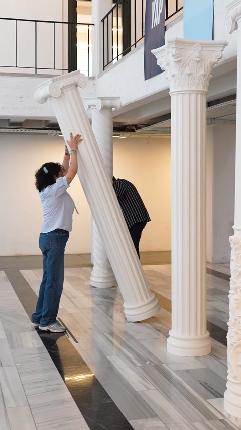 Sono esposte colonne decorative bianche con fusti e capitelli diversi