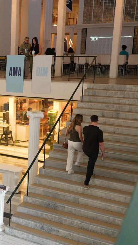 Nella sede dell’evento con gradinate si vedono l’area delle presentazioni e colonne decorative