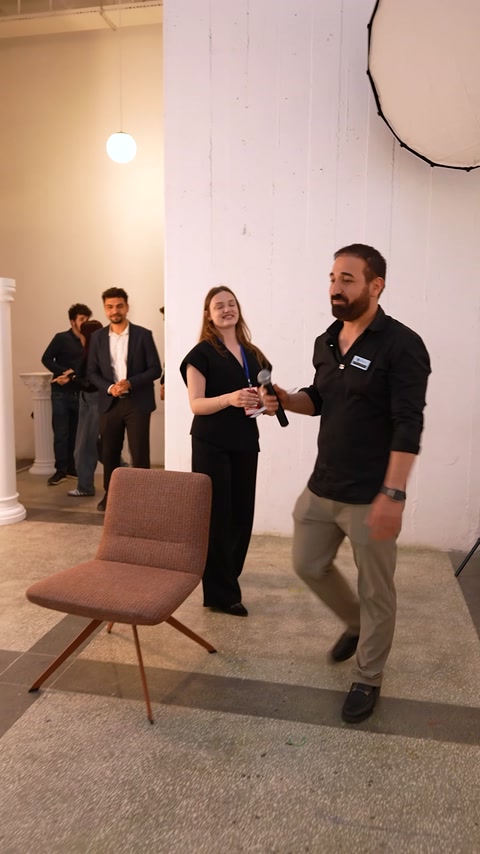 Il team dell’evento realizza una dimostrazione pratica con gli studenti nell’area delle presentazioni