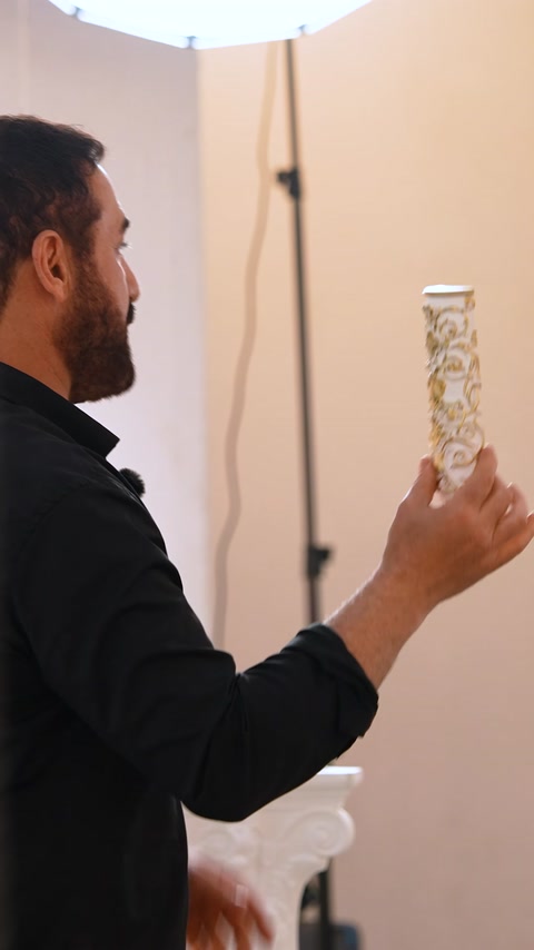 Un relatore presenta un sottile campione di prodotto decorativo con motivo intagliato