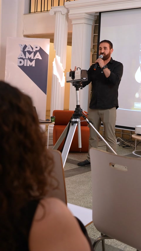 Attrezzature digitali montate su un treppiede vengono utilizzate per una dimostrazione tecnologica agli studenti
